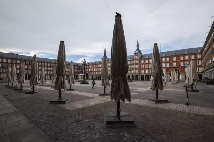 Die Plaza Mayor in der Altstadt Madrids ist leer. Spanien erliess mit seiner Verordnung gegen das Coronavirus auch noch einen entsprechenden Sanktions-Katalog. coronavirus