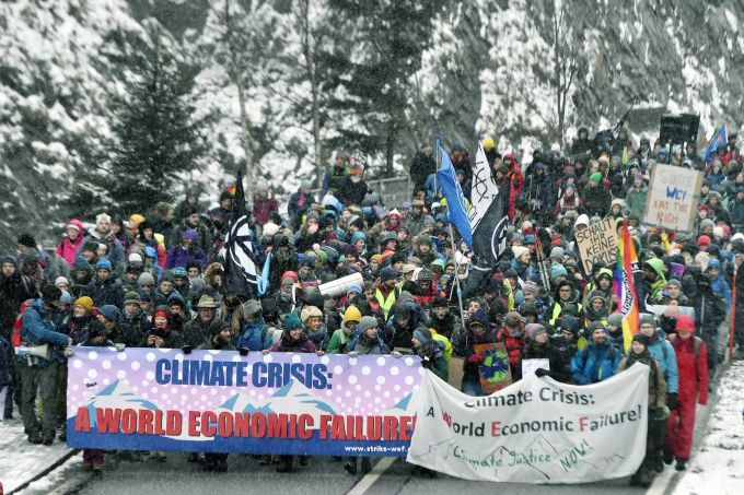 Teilnehmer der Winterwanderung Strike WEF in der Klus, dem schluchtartigen Eingang zum Prättigau nahe Landquart am Sonntag, 19. Januar 2020. WEF