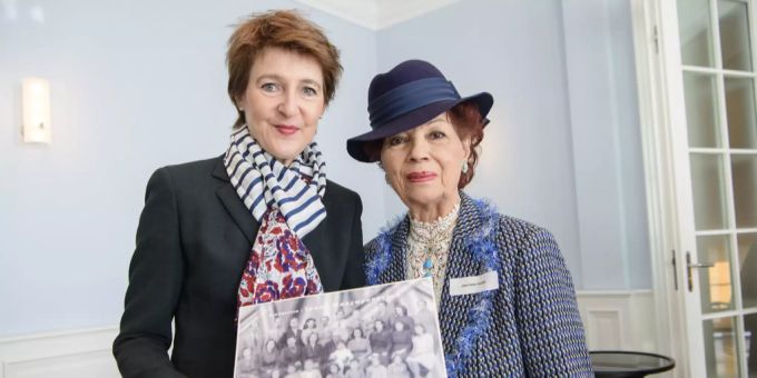 Simonetta Sommaruga (l) empfängt eine Überlebende des KZ Auschwitz. Holocaust