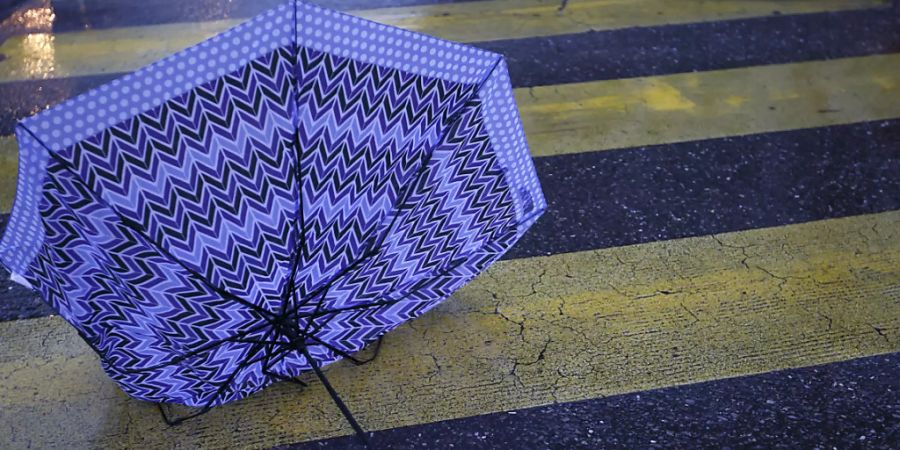 Bei den Sturmwinden in der Nacht auf Dienstag haben Regenschirme kaum Schutz geboten. (Archivbild)