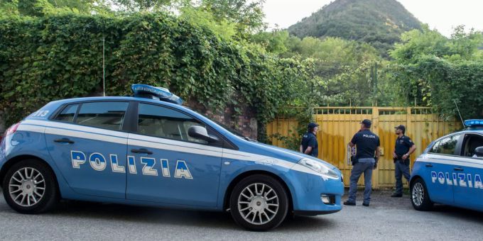 Bei einer Grossrazzia wurden 33 Menschen festgenommen. (Symbolbild) polizei