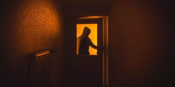Es wurden Bargeld und Elektronikgeräte entwendet. Einbruch