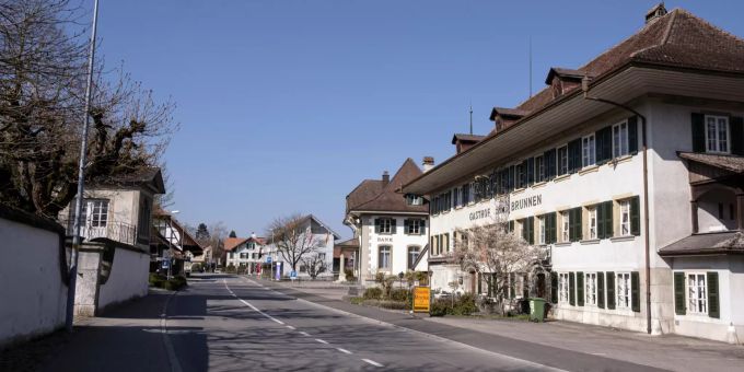 Bernstrasse mit dem Gasthof Brunnen – Fraubrunnen. Bernstrasse mit dem Gasthof Brunnen – Fraubrunnen.