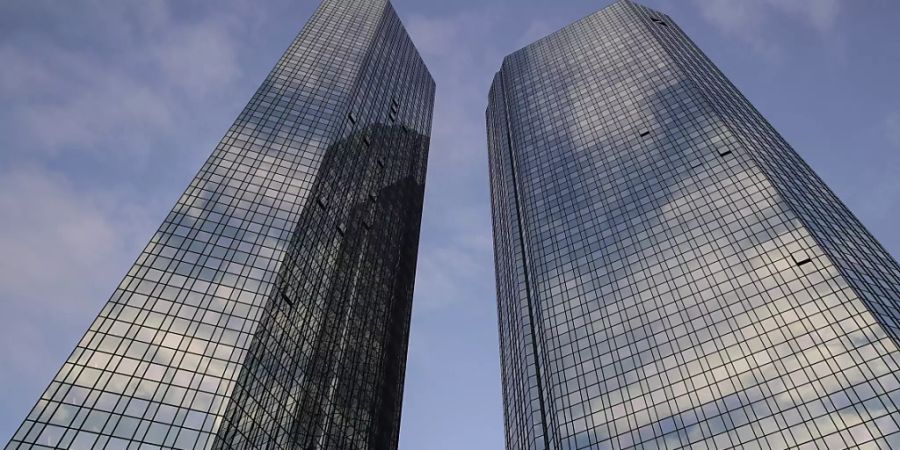 Die deutschen Banken dürften in nächster Zeit den Abbau von Filialen beschleunigen. Auslöser dafür ist unter anderem die Coronakrise. Im Bild die Zwillingstower der Deutschen Bank in Frankfurt. (Archivbild)