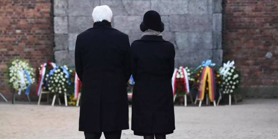 Bundespräsident Steinmeier und seine Frau Elke Büdenbender bei der Schweigeminute im ehemaligen deutschen Konzentrationslager Auschwitz. Foto: Britta Pedersen/dpa-Zentralbild/dpa