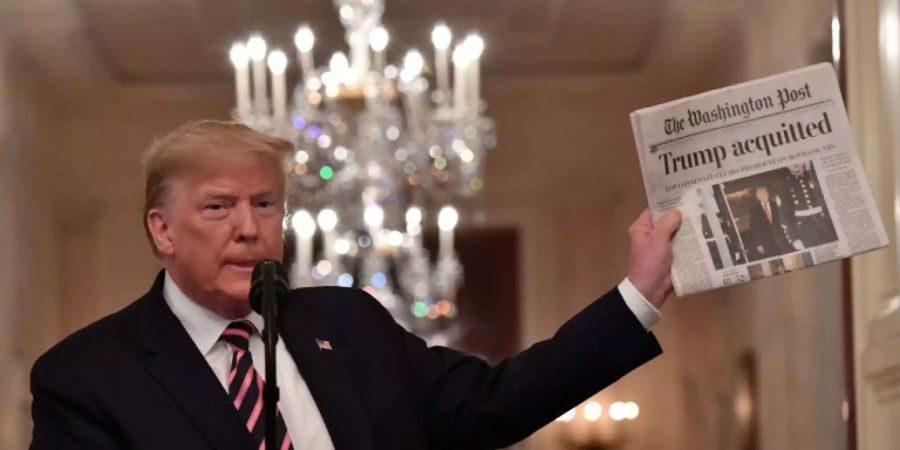 Trump mit «Washington Post»-Ausgabe