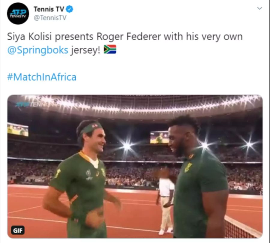 Roger Federer erhält von Springbok-Captain Siya Kolisi ein Nati-Trikot.