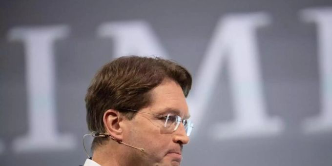 Stuttgart - Herber Gewinneinbruch für Daimler