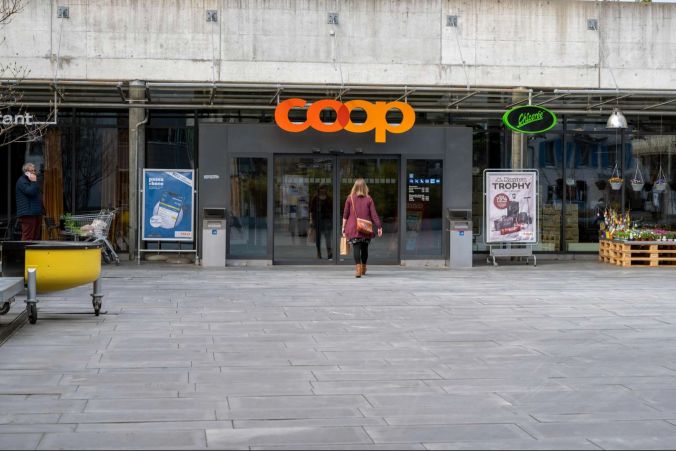 Der Eingang zum Coop in Belp