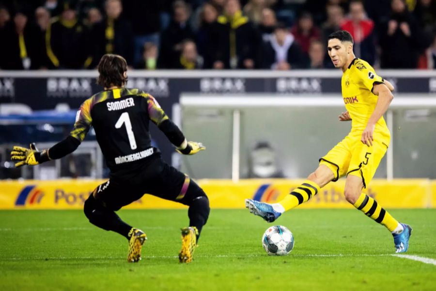 Achraf Hakimi trifft gegen Nati-Goali Yann Sommer im Tor von Borussia Mönchengladbach.