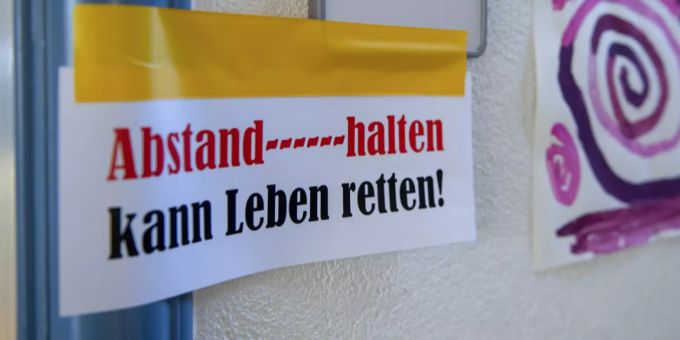 Eine Notiz mit der Aufschrift, Abstand zu halten, wegen des Coronavirus. Eine Notiz mit der Aufschrift, Abstand zu halten