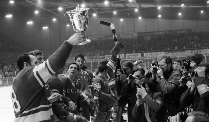 Die Spieler der Sowjetunion jubeln 1971 in Genf über den neunten WM-Titel in Folge. Eishockey WM