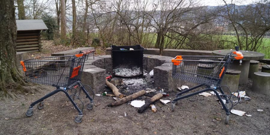Grillstelle verunreinigt.
