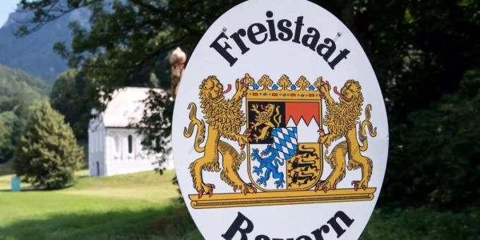 Schild unweit der Grenze von Bayern zu Österreich. Bayern