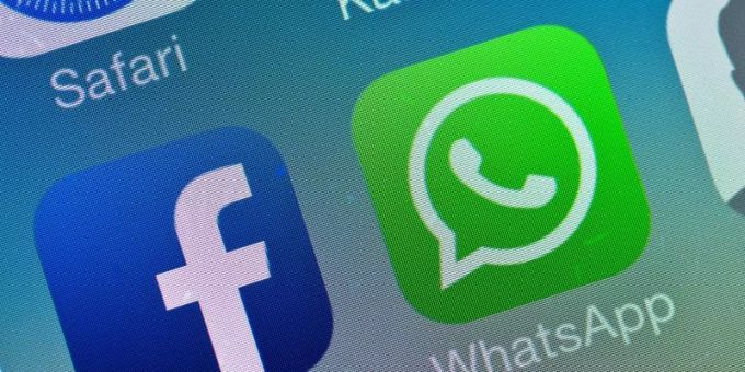 Das Logo von Facebook neben dem von WhatsApp auf einem Smartphone. Falschinformationen zum Coronavirus sollen auf der Plattform konsequent gelöscht werden. Foto: Patrick Pleul/dpa-Zentralbild/dpa Das Logo von Facebook neben dem von WhatsApp auf einem Smartphone. Falschinformationen zum Coronavirus sollen auf der Plattform konsequent gelöscht werden. Foto: Patrick Pleul/dpa-Zentralbild/dpa