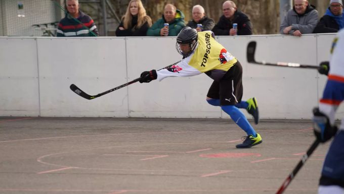 Slapshot des Topskorers Jan Kutschera gegen den SHC Aegerten Biel. Das Spiel wurde mit 7:4 gewonnen. Seetal Admirals