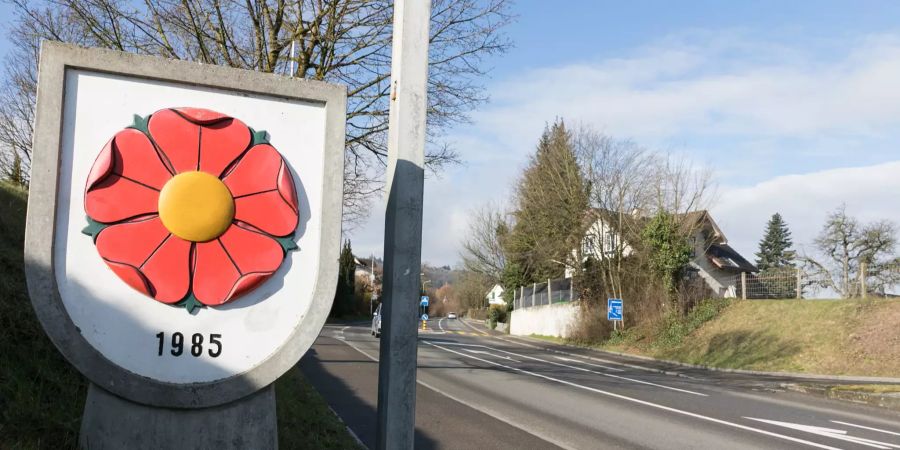 Ortseinfahrt mit dem Wappen von Wohlen.