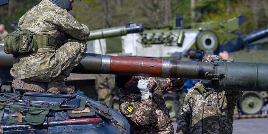 Ukrainische Soldaten inspizieren Kampfpanzer vom Typ Leopard 1 A5 auf einem Truppenübungsplatz in Sachsen-Anhalt (Archivbild). Deutschland wird der Ukraine wohl weitere Waffen liefern.