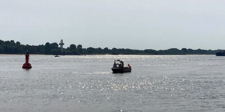Einsatzkräfte suchen in der Elbe Nähe Falkensteiner Ufer nach einem vermissten Jugendlichen.
