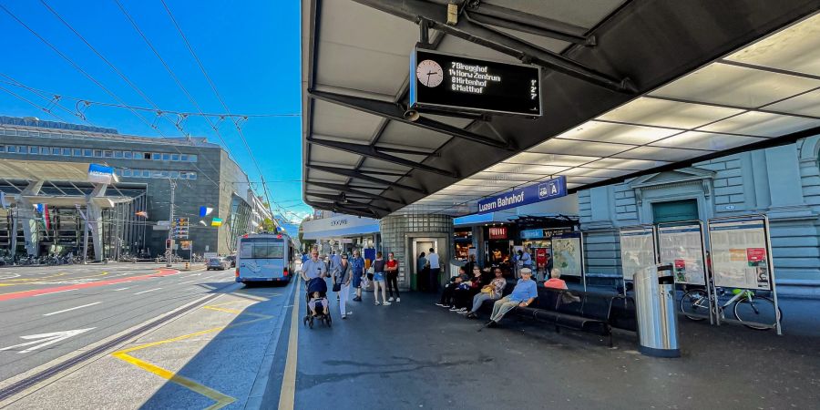 Eine Busstation beim Hauptbahnhof in der Stadt Luzern.