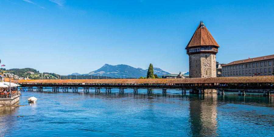 Die Kappelbrücke mit Blick auf die Rigi in der Stadt Luzern.