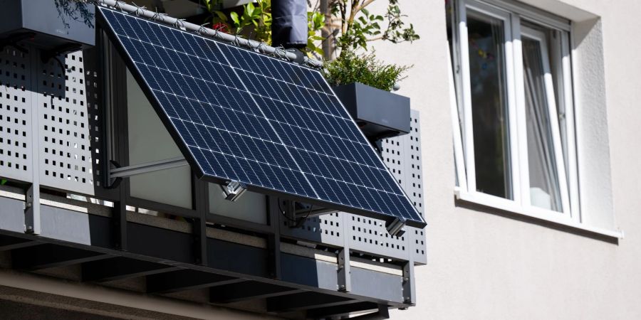 Stecker-Solaranlagen für den Balkon können die eigene Stromrechnung senken. Die Anschaffung wird in manchen Ländern, Landkreisen oder Kommunen bezuschusst.