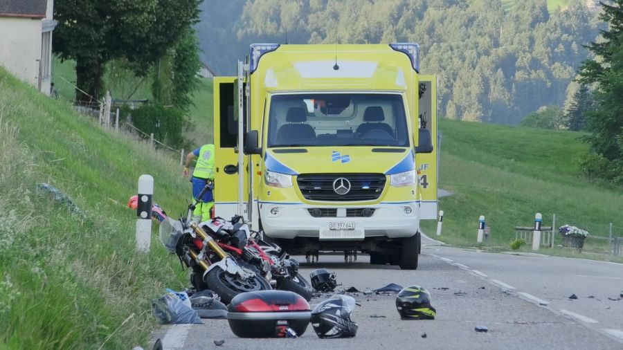 Die beiden Fahrer wurden lebensbedrohlich verletzt.