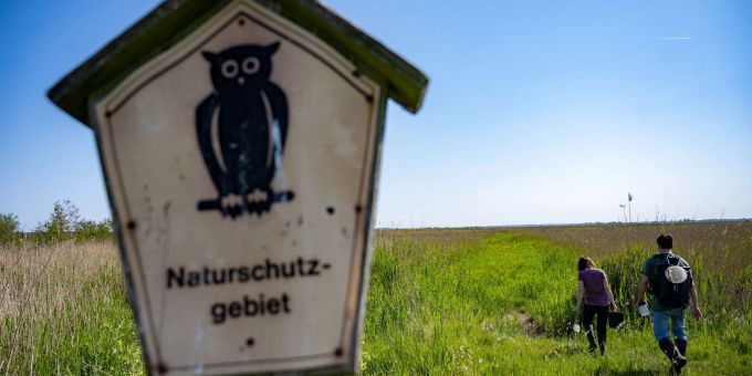 Ein Schild mit der Aufschrift «Naturschutzgebiet» in Mecklenburg-Vorpommern. naturschutzgesetz eu naturschutzgebiet