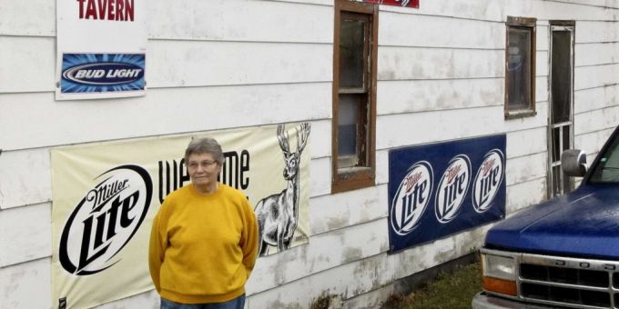Elsie Eiler posiert vor der Taverne, die sie führt. elsie eiler