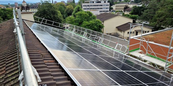 195 Photovoltaik-Module auf dem Dach des Schützenmattschulhauses