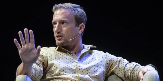 Der Komiker Stefan Büsser erhält seine eigene Late-Night-Show auf SRF. stefan büsser gabriel vetter