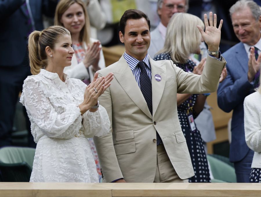 Roger Federer winkt dem Publikum in Wimbledon zu.