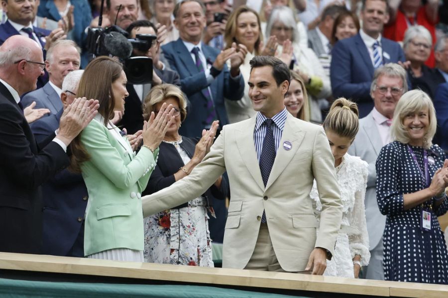 Bei der Begrüssung legte Federer kurz seine Hand auf den Rücken der Prinzessin.