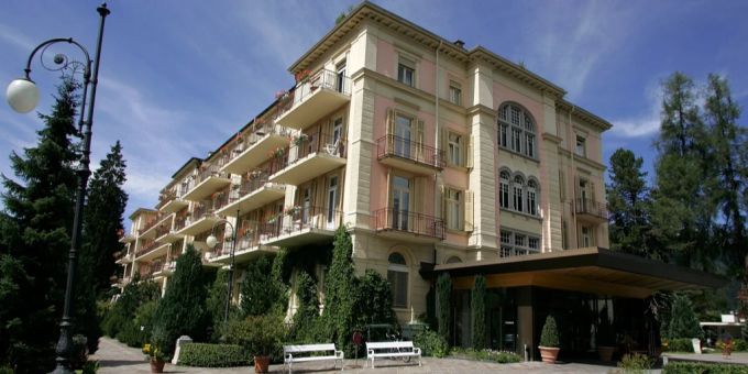 Das «Waldhaus Flims» schliesst vorübergehend seine Tore. waldhaus flims von aussen