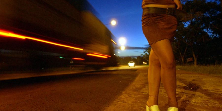 Die jungen Frauen aus Nigeria mussten sich jede Nacht und bei jedem Wetter auf der Strasse prostituieren und ihren Gewinn ihrem Peiniger übergeben. (Symbolbild)