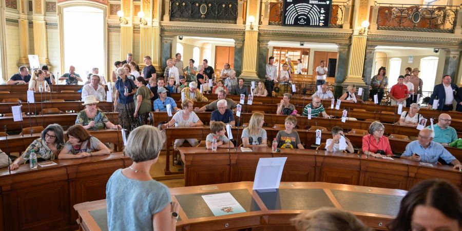 Menschen im Regierungsratssaal