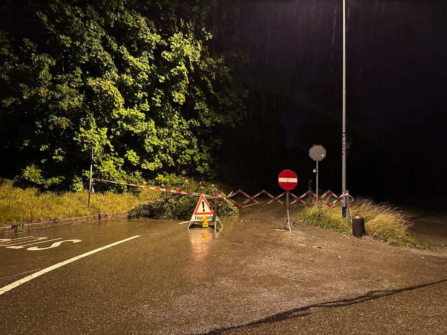 Diese Strasse in Stäfa ZH musste gesperrt werden.