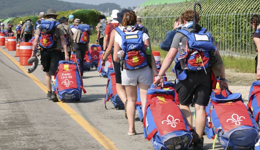 Der Tropensturm steuert auf das Camp zu, weswegen die Teilnehmer evakuiert werden.