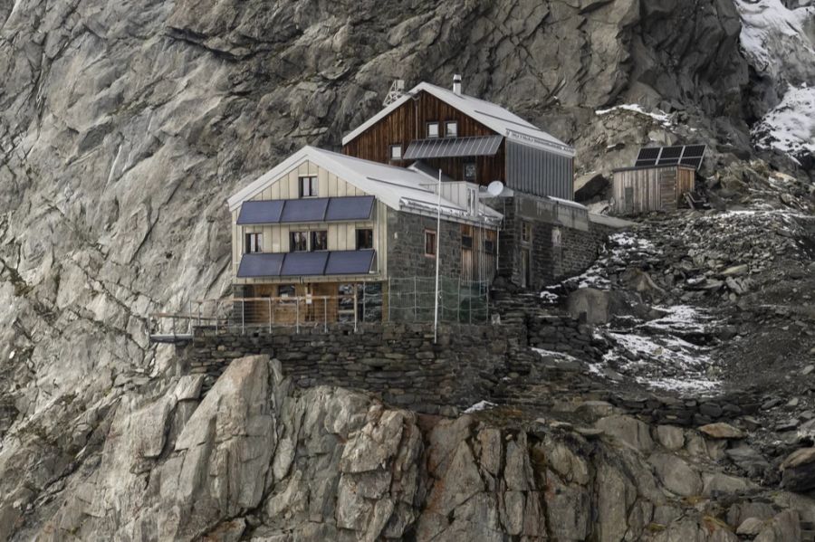 Die SAC Hollandiahütte oberhalb des Aletschgletschers und des Lötschentals im Wallis.