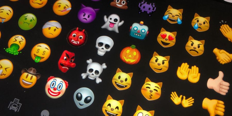 Verschiedene Emojis sind auf einem Tablet zu sehen.