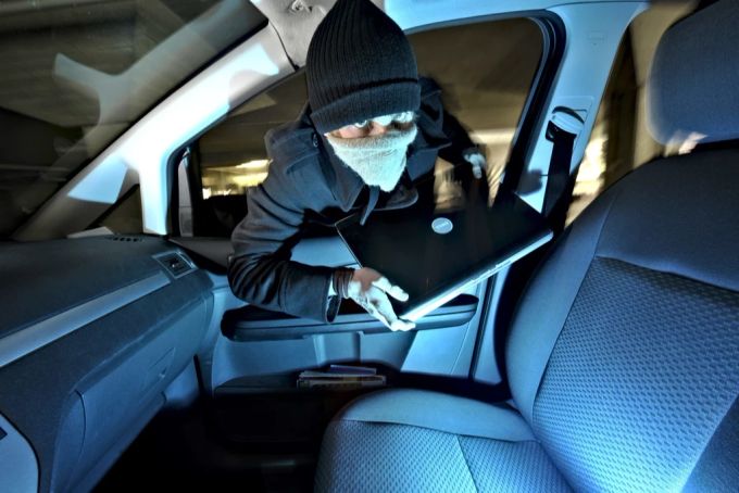Um die Wahrscheinlichkeit eines Autoeinbruch-Diebstahl zu vermeiden, sollten keine Wertsachen im Auto gelagert werden. (Symbolbild) Autoeinbruch
