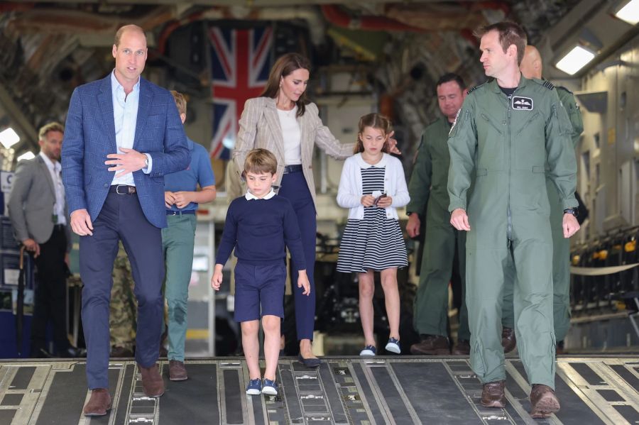 Prinz William (l) und Prinzessin Kate (3.v.l) besuchen mit ihren Kindern Prinz George (2.v.l), Prinzessin Charlotte (3.v.r) und Prinz Louis (hinten l) die Royal International Air Tattoo.