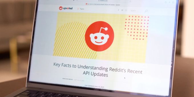 Die Reddit-Anwendung auf einem Laptop. (Symbolbild) reddit