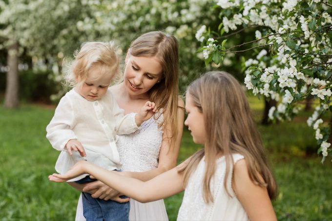 Frauen ohne eigene Kinder entscheiden sich häufig für eine Adoption. Frauen ohne Kinder