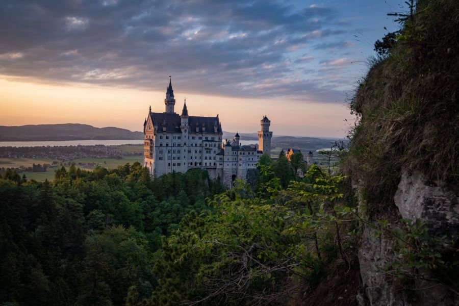 Schloss Neuschwanstein bei Füssen im Allgäu, eine der bekanntesten Sehenswürdigkeiten in Bayern und Deutschland, dessen Bau im Jahr 1869 begonnen wurde.