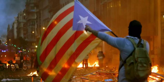 Ein Demonstrant mit der Flagge Kataloniens in Barcelona. (Archivbild) barcelona flagge katalonien