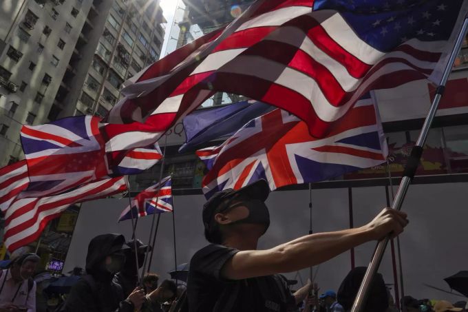 Demonstranten mit der US-Flagge. (AP Photo/Vincent Yu) Hong Kong Protests
