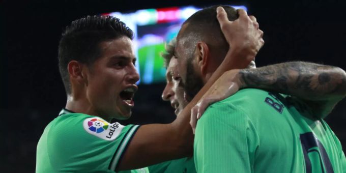 Karim Benzema (rechts) freut sich mit James Rodriguez über das entscheidende Tor Karim Benzema (rechts) freut sich mit James Rodriguez über das entscheidende Tor