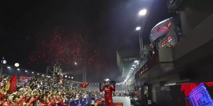 Sebastian Vettel ist nun alleiniger Rekordsieger beim Formel-1-Nachtrennen in Singapur. Foto: Lim Yong Teck/AP
