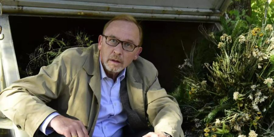Alexander Held als Ermittler Ludwig Schaller hat seine ganz eigenen Methoden, um den Mord aufzuklären. Foto: Jürgen Olczyk